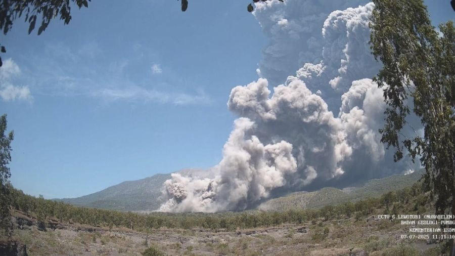 Der Vulkan Lewotobi Laki-Laki in Indonesien spuckt aktuell wieder Asche in den Himmel.