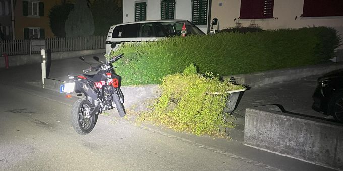 Zufikon AG: Motorrad-Lernfahrer (16) stürzt und wird verletzt. Zufikon AG