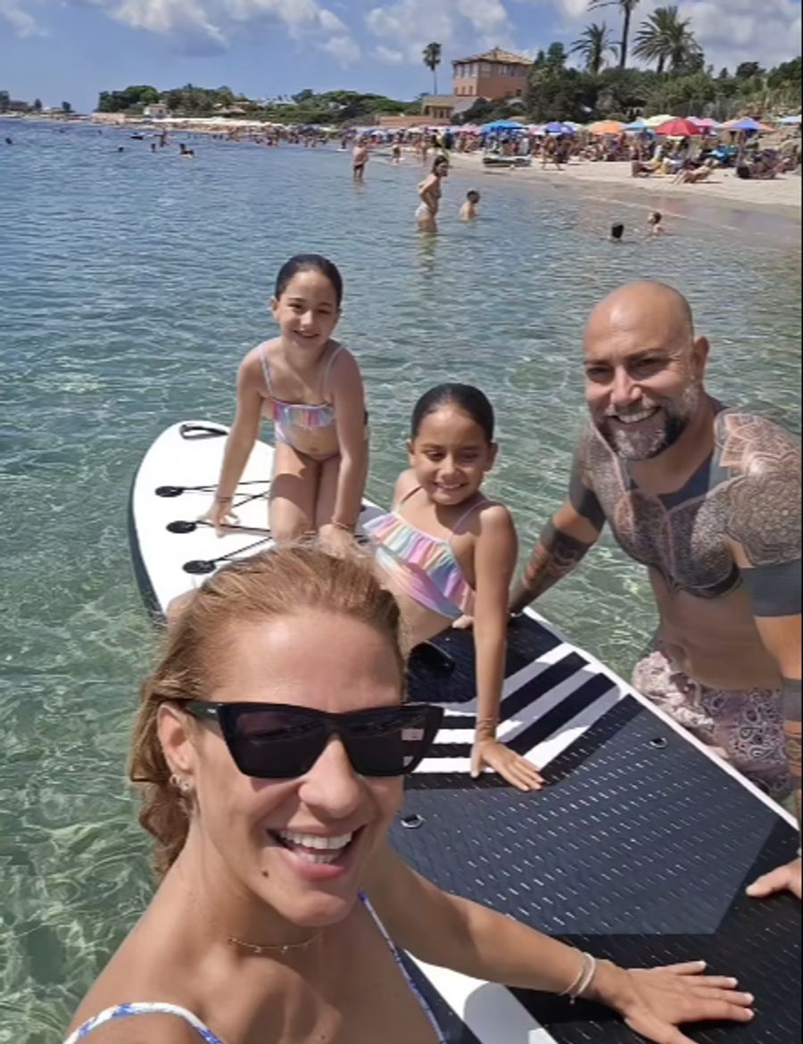 Christa Rigozzi mit Ehemann Giovanni und den beiden gemeinsamen Töchtern.