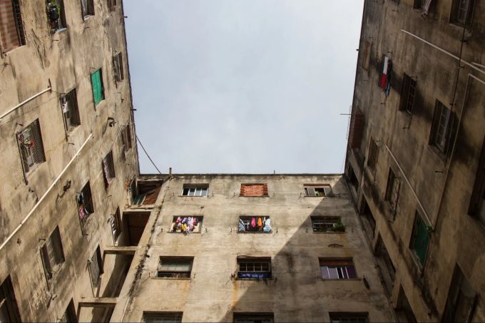 Oft werden dann alte, eher heruntergekommene Immobilien renoviert und zu höheren Mieten angeboten. Immobilien