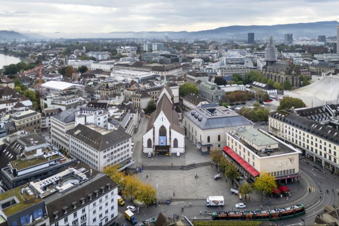 Der Barfüsserplatz soll umgestaltet und begrünt werden. (Archivbild) Barfüsserplatz Basel BVB-Kundenzentrum Glasfassade