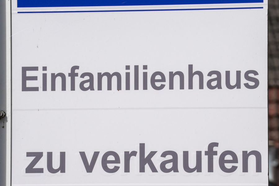 Das Angebot an Häusern und Wohnungen ist gerade an gefragten Orten nicht gross. (Symbolbild)