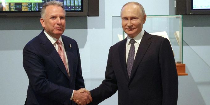 Der US-Sondergesandte Steve Witkoff will in Moskau weitere Gespräche über ein Ende des russischen Angriffskrieges gegen die Ukraine führen. (Archivbild) US-Sondergesandter Steve Witkoff und Kremlchef Wladimir Putin