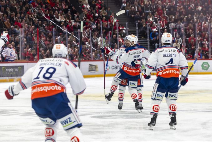 Jan Sigrist schiesst die ZSC Lions in Führung. ZSC Lions