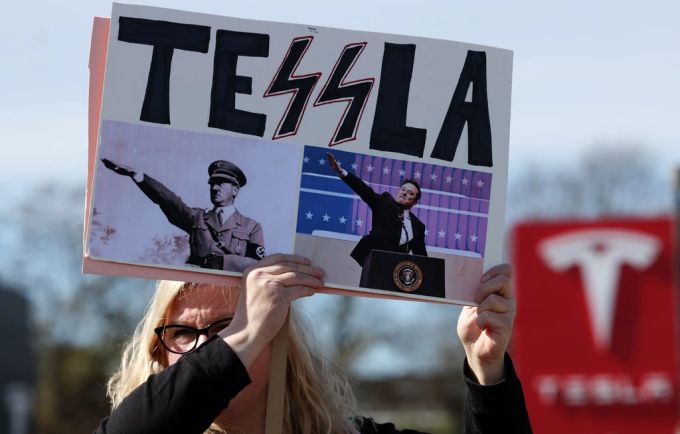 Proteste gegen Tesla und Musk nehmen zu. tesla