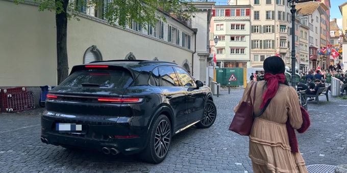 Dumm gelaufen: Boris Becker steckt mit seinem Porsche in Zürich fest. Die Zunft-Musik versperrt ihm den Weg. boris becker