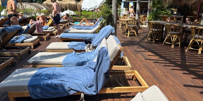 Kurz nach dem Checkin sehen die Schweizer: Alle Liegestühle am Pool sind mit Tüechli belegt. Doch auf vielen liegt niemand. Tüechli Liege