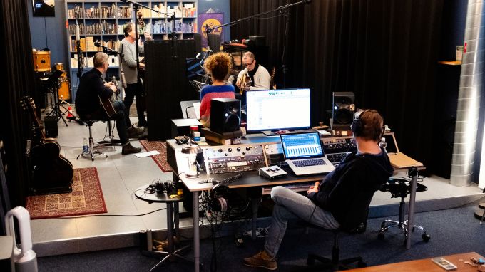 Hank Shizzoe im Aufnahmestudio.