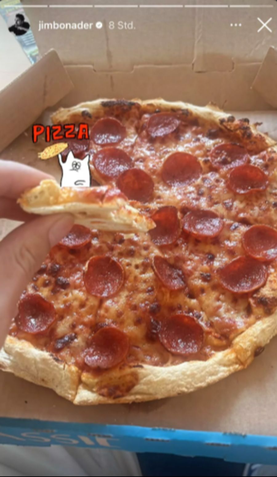 Später zeigte sich der Schauspieler beim Pizzaessen. Ob dies wieder in Freiheit geschah, ist nicht bekannt.
