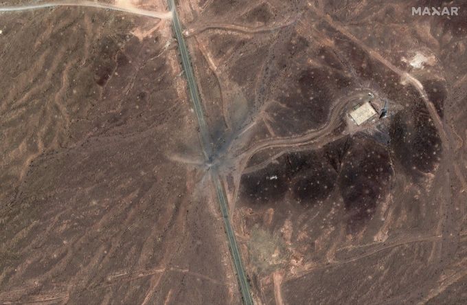 Dieses Satellitenbild von Maxar Technologies vom Dienstag, dem 24. Juni 2025, zeigt Schäden in der Anreicherungsanlage Fordo nach Angriffen im Iran am 23. Juni. Iran Israel