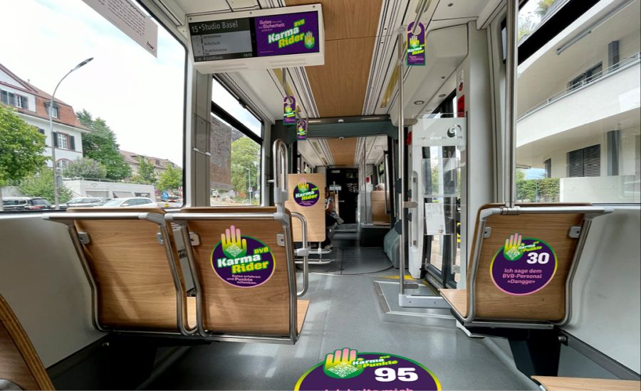 Karma Aufkleber im Bus