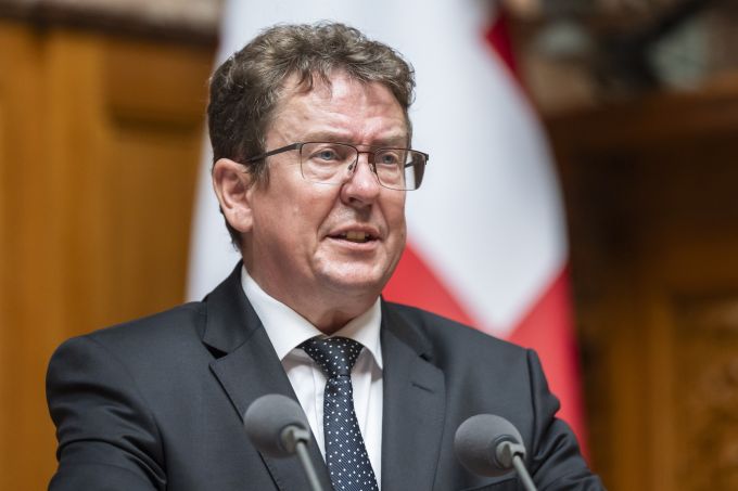 Albert Rösti und der Bundesrat wollen die Serafe ebenfalls reduzieren. Albert Rösti