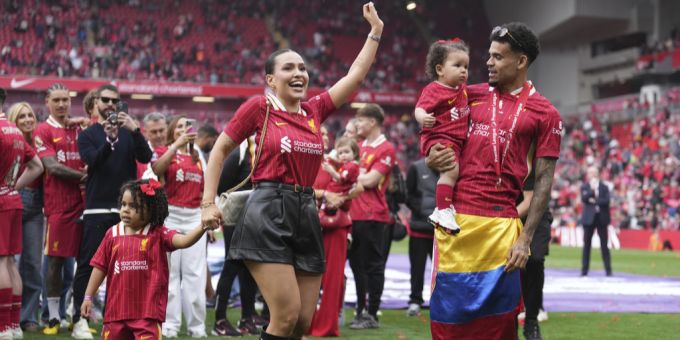 Luis Díaz feiert den englischen Meistertitel mit seiner Partnerin Gera Ponce und den Kindern. Liverpool Luis Díaz
