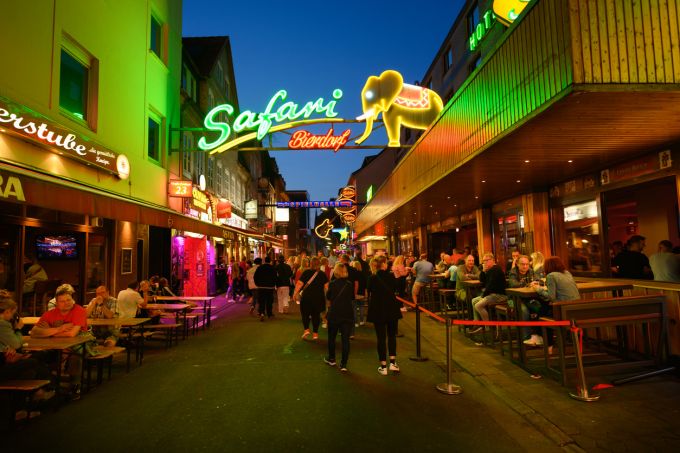 Das berühmte Vergnügungsviertel – die Reeperbahn – erwacht nachts zu leben. Hamburg