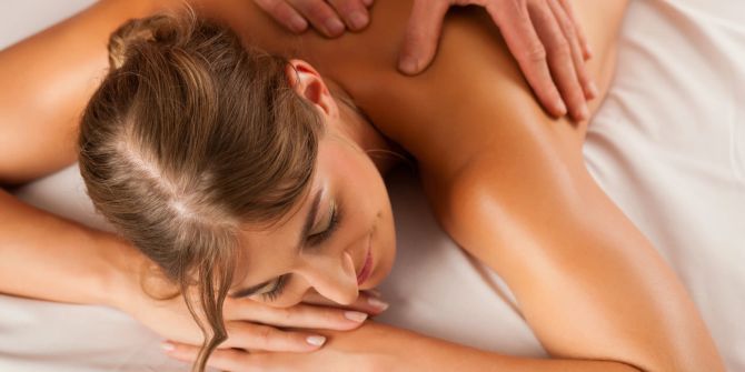 frau wird massiert, massage-liege