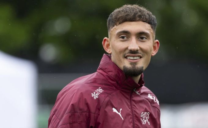 Andi Zeqiri, der sich derzeit mit der Nati auf die EM vorbereitet, erhält bei seinem Club Genk einen neuen Trainer. Andi Zeqiri