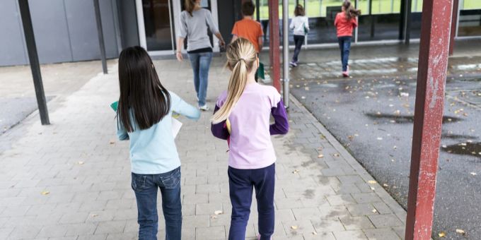 Durch die Technologie sollte es den Lehrpersonen erleichtert werden, die Kinder auf dem Schulareal zu finden. (Symbolbild) Schule