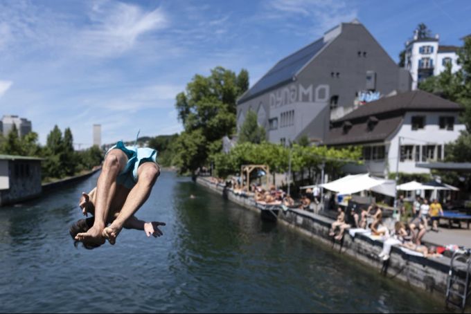 Mann springt in Limmat