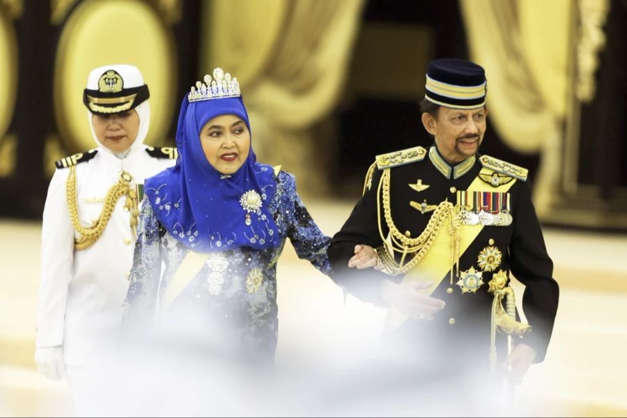 Der Sultan und die Königin von Brunei wohnten der Krönungszeremonie bei.