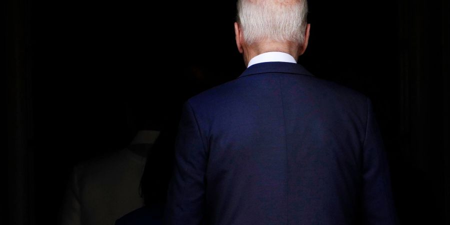 Joe Biden gibt sich geschlagen und zieht sich auf Druck seiner Parteikollegen aus dem Wahlkampf zurück.