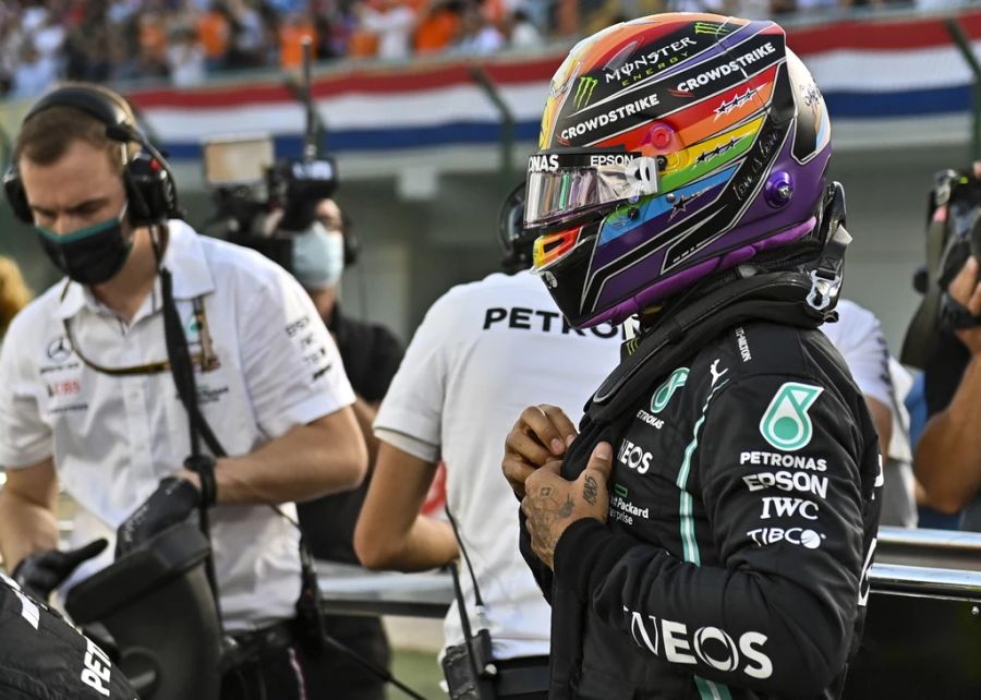 Lewis Hamilton setzte sich in Saudi-Arabien mit einem Pride-Helm für queere Rechte ein.