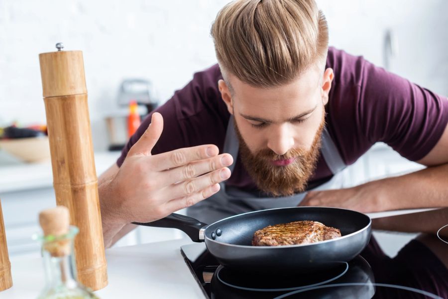 mann, riecht an steak, küche