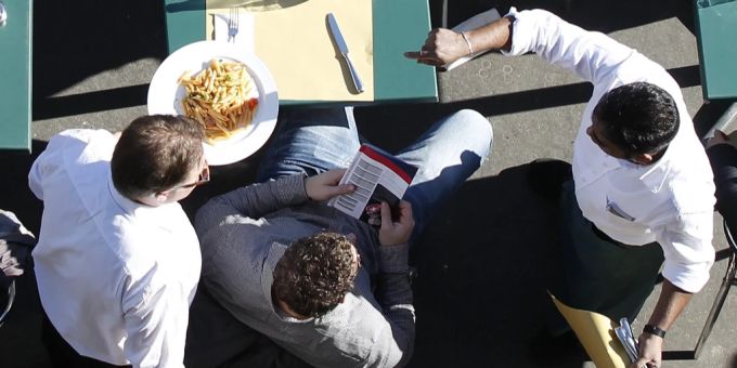 Gastrosuisse will wieder über den GAV verhandeln. Service