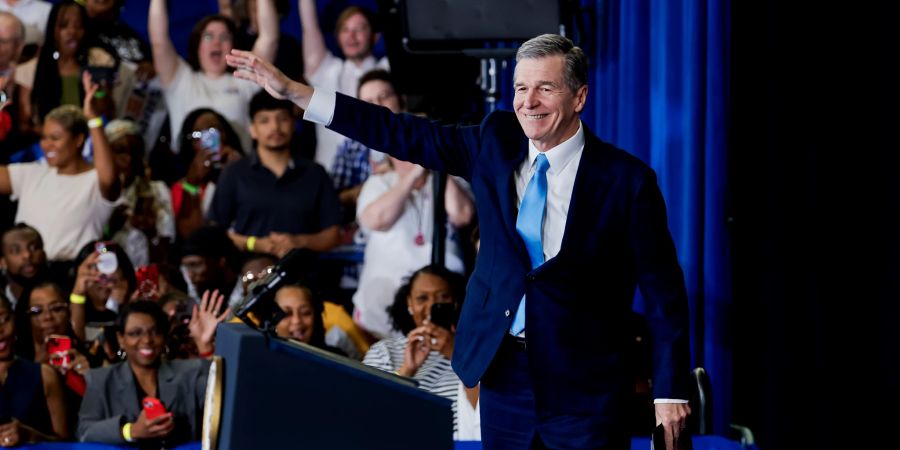 Auch der demokratische Gouverneur von North Carolina, Roy Cooper, hat sich für Kamala Harris als Ersatzkandidatin entschieden.