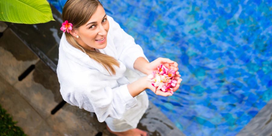 Frau mit Blüte, Pool