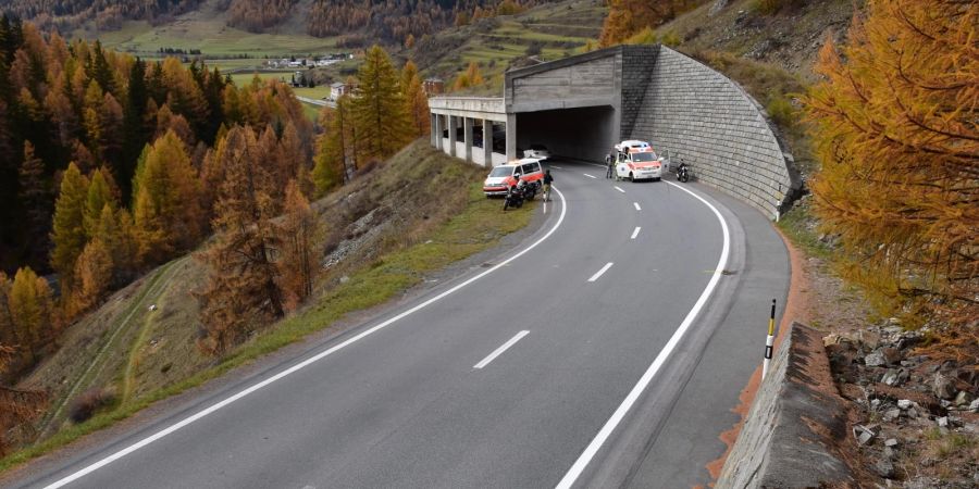 Zernez: Motorradfahrer kollidiert mit Mauer