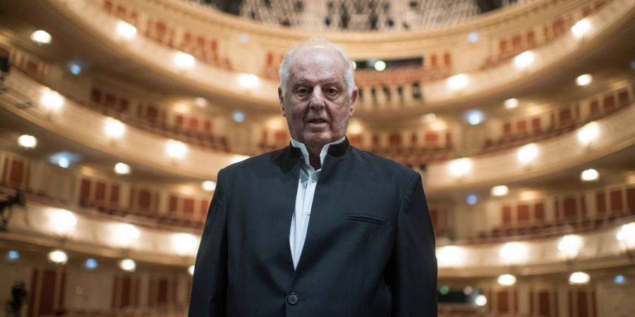 Generalmusikdirektor Daniel Barenboim im Saal der sanierten Staatsoper in Berlin.