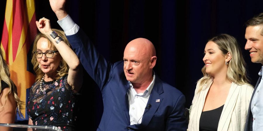 Senator Mark Kelly winkt seinen Anhängern bei einer Wahlkampfveranstaltung in Tucson, Arizona, zu.