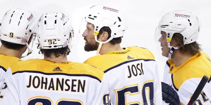 Roman Josi lässt sich für seinen Treffer gegen die Calgary Flames feiern. NHL Roman Josi