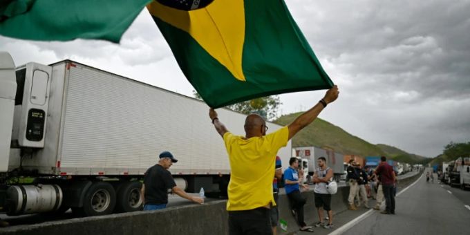 Demonstrant auf Strasse zwischen Río de Janeiro und São Paulo Demonstrant auf Strasse zwischen Río de Janeiro und São Paulo