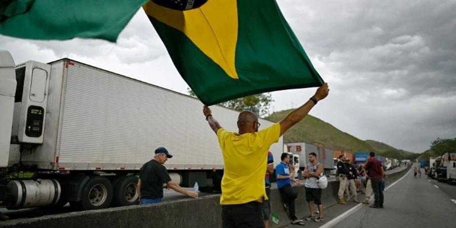 Demonstrant auf Strasse zwischen Río de Janeiro und São Paulo