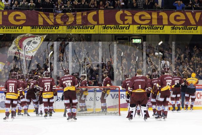 Leader Genève-Servette jubelt nach dem Sieg gegen den EHC Biel. biel