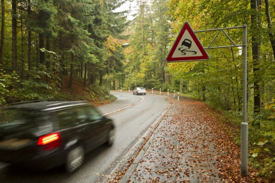 Die nassen und rutschigen Blätter können im Strassenverkehr zur Gefahr werden. (Symbolbild)