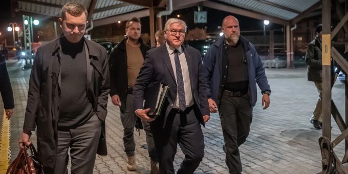 Bundespräsident Steinmeier ist in Kiew angekommen. Steimeier