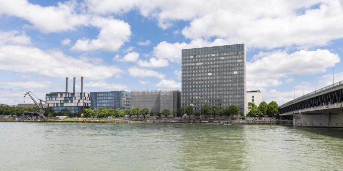Das Industriequartier (mit Hafenkran) am Nordufer des Rheins in Basel. Das Industriequartier (mit Hafenkran) am Nordufer des Rheins in Basel.