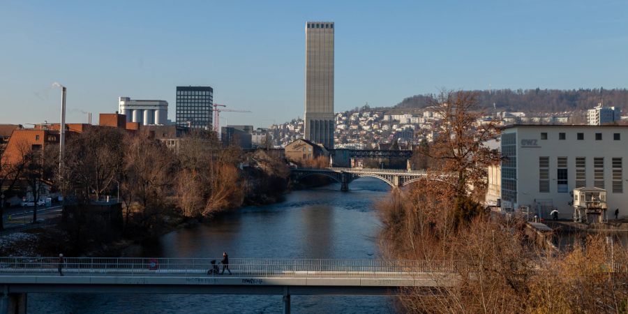 Aussicht von der Kornhausbrücke über die Limmat im Zürcher Kreis 6.