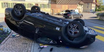 Villmergen: Nach Kollision auf dem Dach gelandet
