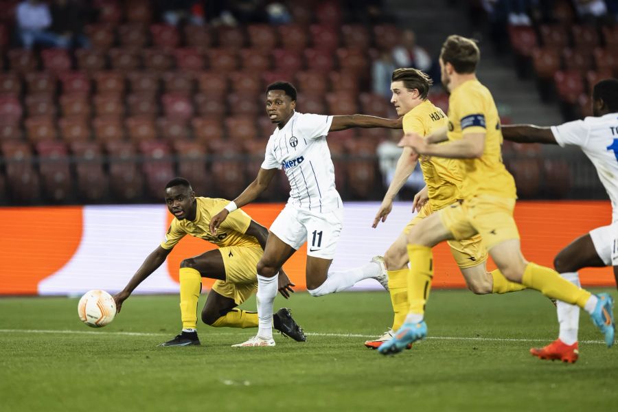 Jonathan Okita vom FC Zürich kämpft mit Spielern von Bodö/Glimt um den Ball.