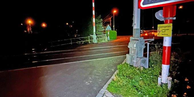 Situation aus Sicht der Autofahrerin beim Rechtsabbiegen zum Bahnübergang, Fahrtrichtung Niederaacherstrasse. Amriswil: Ausgewichen und verunfallt