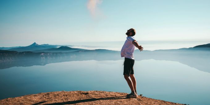 Ihr Leben liegt in Ihrer Hand. Sie sind für alles, was darin passiert, verantwortlich. Mann am Bergsee
