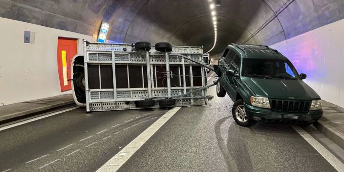 Bazenheid SG: Anhänger auf H16 gekippt. Bazenheid SG