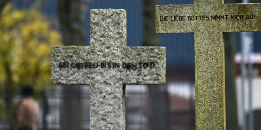 Steinkreuze auf dem Invalidenfriedhof in Berlin