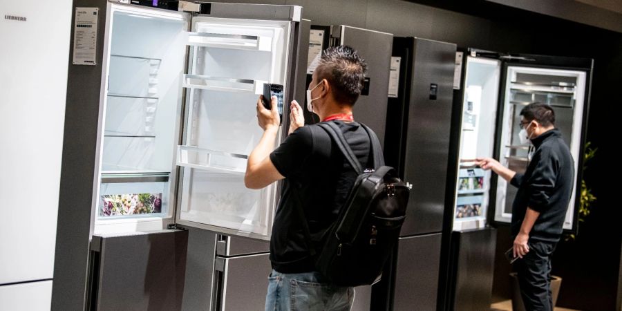 Besucher betrachten auf der IFA Kühlschränke. Die Elektronikmesse bleibt auch weiterhin in Berlin.