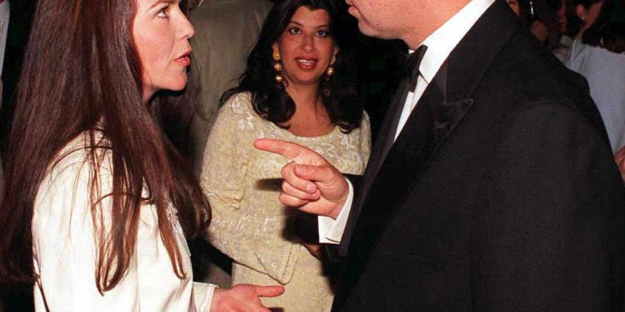 Prince Andrew im Gespäch mit seiner Ex-Freundin bei einem Empfang in London (1998).