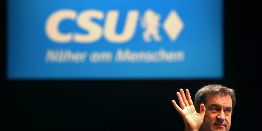Der CSU-Vorsitzende und bayerische Ministerpräsident Markus Söder sitzt beim CSU-Parteitag im Plenum.