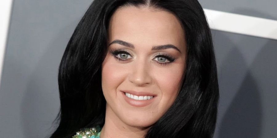 Katy Perry wie wir sie kennen: geschminkt auf dem roten Teppich